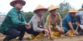 Kapolresta Tanjungpinang Bareng Forkopimda Tanam Jagung 1 Juta Hektar Serentak Se-Indonesia Kapolresta Tanjungpinang bersama Forkopimda ikuti kegiatan Swasembada Pangan tahun 2025 secara virtual, di kampung Wak Lolang, Kelurahan Dompak, Kecamatan Bukit Bestari, Kota Tanjungpinang, Selasa (21/1/2025) f, Polresta Tanjungpinang