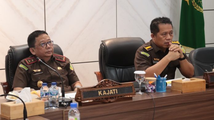 Kepala Kejaksaan Tinggi Kepulauan Riau (Kejati Kepri) Teguh Subroto, didampingi Aspidum Kejati Kepri Bayu Pramesti, dan Kasi Oharda Marthyn Luther, serta diikuti secara virtual oleh Kajari Batam I Ketut Kasna Dedi, menggelar ekspose permohonan penghentian penuntutan berdasarkan keadilan restoratif terhadap perkara pidana pencurian, Rabu (22/1/2025). F, Kejati Kepri