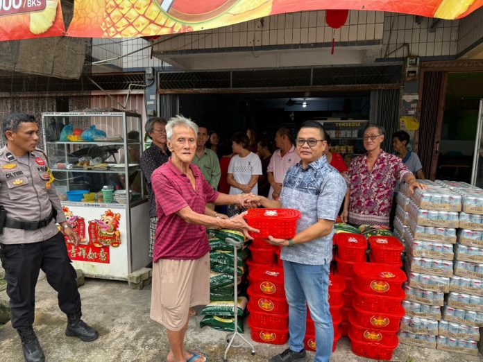Menyambut momen spesial ini, Owner PT Bintan Mobil, Yakbun, yang akrab disapa A Bun, kembali menggelar kegiatan sosial dengan membagikan kebahagiaan kepada warga di Jalan Rawa Sari, Km 5 Bawah, Kelurahan Kampung Bulang, Kecamatan Tanjungpinang Timur, Kota Tanjungpinang, Provinsi Kepulauan Riau (Kepri), Rabu (22/01/2025). F, ist (Era)