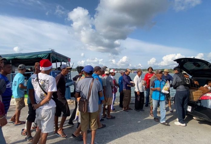 Bripka Zulhamsyah Putra, anggota Sat Intelkam Polresta Tanjungpinang, menyebarkan kebaikan lewat aksi sosialnya, salah satunya melalui program Razia Perut Lapar, untuk masyarakat Pelantar 2 Tanjungpinang, beberapa waktu lalu f, (kiriman untuk BI)
