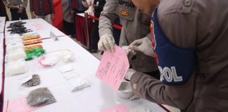 Ditresnarkoba Polda Kepri Ungkap 22 Kasus Periode Januari. Berhasil Sita 5,4 Kilo Sabu dan 120,62 Gram Ganja Dirresnarkoba Polda Kepri Kombes. Pol. Anggoro Wicaksono menunjukkan barang bukti narkoba hasil tangkapan periode Januari 2025 di Lobby Utama Polda Kepri, Kamis (23/1/2025). F, Polda Kepri