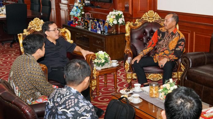 Sekretaris Daerah Provinsi Kepri Adi Prihantara bersilaturahmi dengan mantan Kepala Perwakilan BI Kepulauan Riau, Suryono, bertempat di Ruang Kerja Sekdaprov, Lantai III, Gedung A, Kantor Gubernur Kepri, Dompak, Tanjungpinang, Kamis (23/01). F, diskominfo Kepri