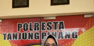 Merasa Dirugikan Karena Dituding Gelapkan Mobil Fortuner, Vinna Laporkan Pemilik Akun ke Polresta Tanjungpinang Vinna Saktiani, Pegawai Negeri Sipil (PNS) Pemkot Tanjungpinang tidak terima namanya dicemarkan di media sosial. Vinna datangi Polresta Tanjungpinang buat pengaduan, Kamis (23/1/2025). F, ist (kiriman untuk BI)