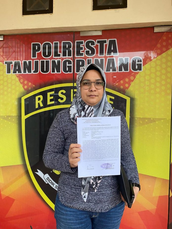 Vinna Saktiani, Pegawai Negeri Sipil (PNS) Pemkot Tanjungpinang tidak terima namanya dicemarkan di media sosial. Vinna datangi Polresta Tanjungpinang buat pengaduan, Kamis (23/1/2025). F, ist (kiriman untuk BI)