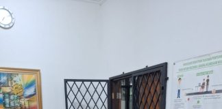 Tim Intel Kejagung Amankan DPO Inisial IAS Perkara TPK Penyalahgunaan Penyertaan Modal Tim Satgas Intelijen Reformasi dan Inovasi (SIRI) Kejaksaan Agung bersama Tim Penyidik Kejaksaan Tinggi Sulawesi Barat berhasil mengamankan buronan yang masuk ke dalam Daftar Pencarian Orang (DPO) asal Kejaksaan Tinggi Sulawesi Barat di Jalan Luwet, Kramat Jati, Jakarta Timur, Kamis (23/1/2025). F, Kejagung