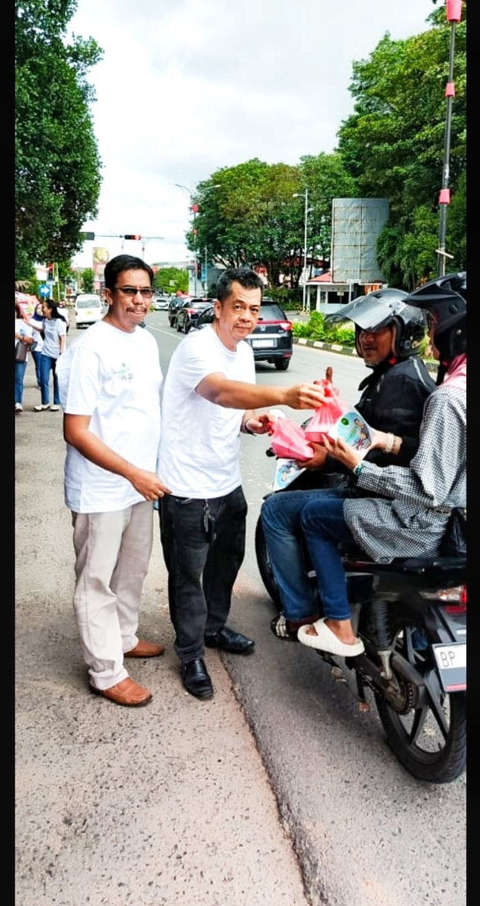 Housni Mubaraq salah seorang keluarga besar PN Tanjungpinang, ikut membagikan brosur f, (kiriman untuk BI)