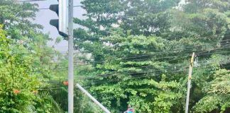 Tiang Lampu Lalu Lintas Tumbang karena Gorong-gorong Rusak Sebuah tiang lampu lalu lintas tumbang diakibatkan kerusakan gorong-gorong di simpang Kota Piring Jumat (10/1) sore. F, diskominfo Tanjungpinang