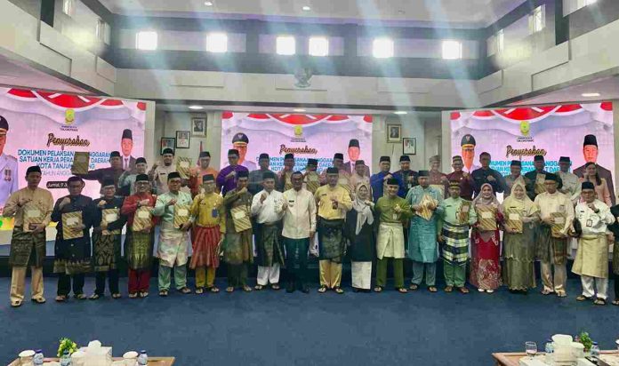 Penjabat (Pj.) Wali Kota Tanjungpinang, Andri Rizal, menyerahkan Dokumen Pelaksanaan Anggaran Satuan Kerja Perangkat Daerah (DPA-SKPD) kepada 33 kepala perangkat daerah di lingkungan Pemerintah Kota (Pemko) Tanjungpinang, Jumat (17/1/2025). F, Diskominfo Tanjungpinang