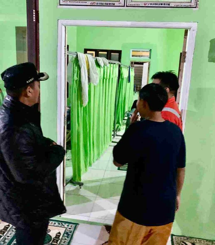 Pj Wali Kota Tanjungpinang, Andri Rizal, bersama tim BPBD, langsung terjun ke lapangan untuk meninjau lokasi-lokasi terdampak banjir, salah satunya di Perumahan Puspandari, Tanjungpinang Timur, Jumat (10/1/2025) f, Pemko Tanjungpinang