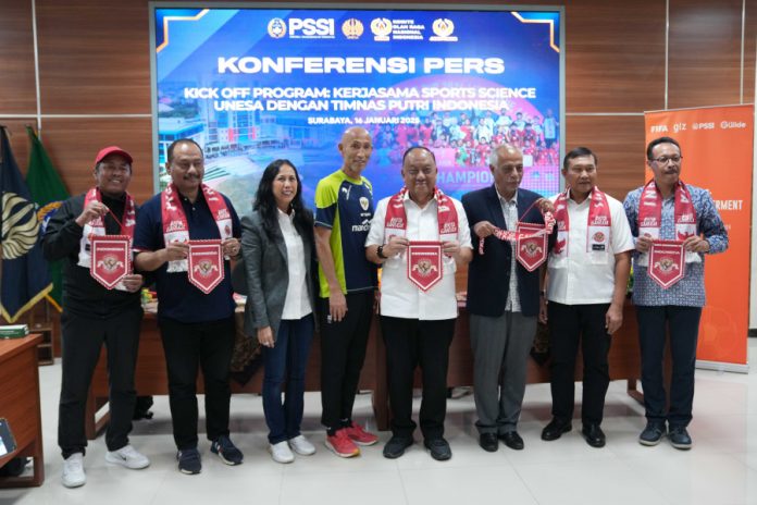 PSSI, Unesa, dan KONI Jatim menjalin kerja sama untuk mengembangkan sepak bola wanita Indonesia. Seremoni kerjasama ini dilaksanakan di Gedung Rektorat Kampus 2 Unesa, Surabaya, Kamis (16/1/2025). F, pssi