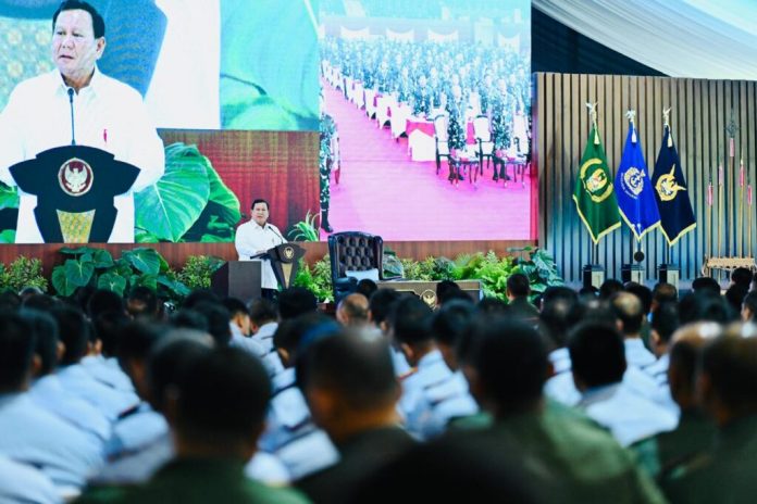 Presiden Republik Indonesia Prabowo Subianto menyampaikan pengarahan kepada para Komandan Satuan (Dansat) TNI di Istana Kepresidenan Bogor, Jawa Barat, Jumat (07/02/2025). (Foto: BPMI Setpres)