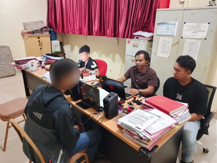Seorang pria berinisial SA (36), yang merupakan Pejabat Sementara (Pjs) Koordinator kantor jasa pengiriman JNE cabang Kabupaten Kepulauan Anambas, ditangkap oleh Satuan Reserse Kriminal (Satreskrim) Polres Kepulauan Anambas, Senin (3/2/2025) f,Polres Anambas
