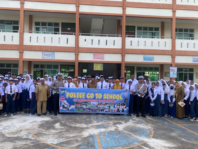 Satuan Lalu Lintas (Sat Lantas) Polresta Tanjungpinang melaksanakan kegiatan sosialisasi keselamatan berlalu lintas dalam program Police Go To School di SMPN 15 Tanjungpinang, Senin (3/2/2025) f,Polresta Tanjungpinang