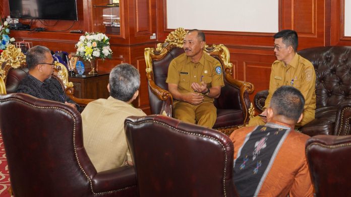 Sekretaris Daerah Provinsi Kepulauan Riau Adi Prihantara, didampingi Kepala Dinas Komunikasi dan Informatika (Diskominfo) Kepri Hasan, menerima audiensi Koordinator Kepala Bidang Pengelolaan Pengaduan Informasi Publik Pusat Penerangan Kementerian Dalam Negeri (Puspen Kemendagri), Rega Tadeak Hakim, di Ruang Kerja Sekda, Kantor Gubernur Kepri, Dompak, Senin (3/2) f,diskominfo Kepri