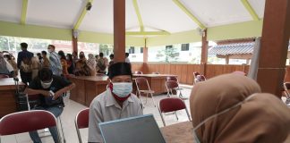 Optimalisasi Skrining: Kemenkes Percepat Deteksi Dini Tuberkulosis di Daerah Padat Penduduk Sekretaris Ditjen Penanggulangan Penyakit, dr. Yudhi Pramono, MARS, menjelaskan bahwa daerah padat penduduk menjadi fokus utama dalam penemuan kasus TBC karena tingginya risiko penyebaran penyakit di lingkungan dengan kepadatan orang yang tinggi dan sirkulasi udara yang buruk. f,kemkes