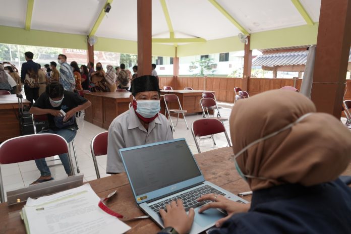Sekretaris Ditjen Penanggulangan Penyakit, dr. Yudhi Pramono, MARS, menjelaskan bahwa daerah padat penduduk menjadi fokus utama dalam penemuan kasus TBC karena tingginya risiko penyebaran penyakit di lingkungan dengan kepadatan orang yang tinggi dan sirkulasi udara yang buruk. f,kemkes