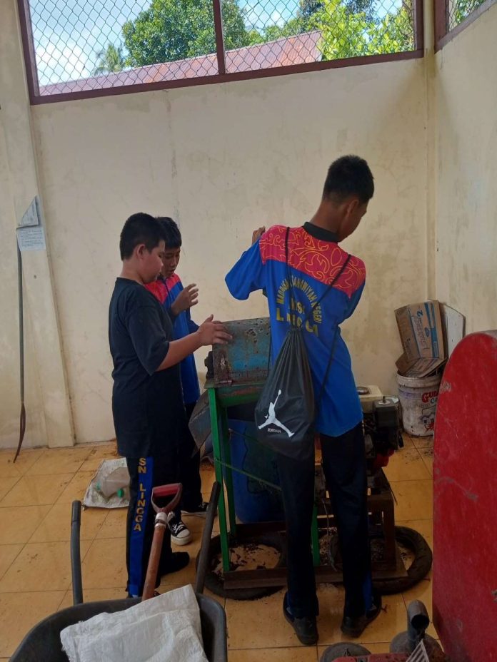 Madrasah Tsanawiyah Negeri (MTsN) Lingga belajar mengolah sampah jadi sesuatu yang berguna, Sabtu (8/2/2025) f,Kemenag Kepri