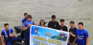 Pantai Sri Tanjung Bersih, Ekosistem Laut Anambas Lebih Terjaga Berkat Gotong Royong Melalui aksi Karya Bakti, Satpolairud Polres Kepulauan Anambas bersama Polsek Siantan, Bhabinsa Koramil Tarempa, dan Binpotmar TNI AL Tarempa bergotong royong mengumpulkan sampah plastik dan limbah yang mencemari pesisir dan perairan, Jumat (8/2/2025) F,Polres Anambas
