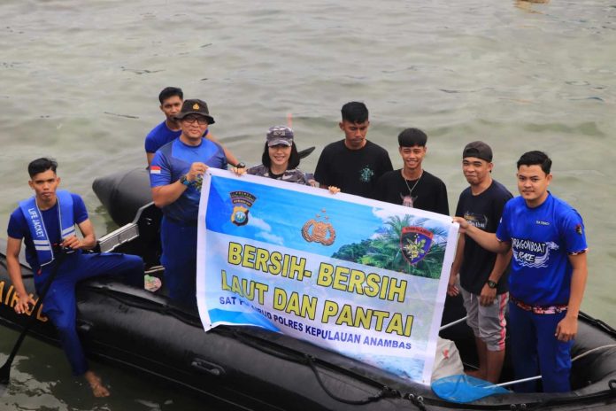 Melalui aksi Karya Bakti, Satpolairud Polres Kepulauan Anambas bersama Polsek Siantan, Bhabinsa Koramil Tarempa, dan Binpotmar TNI AL Tarempa bergotong royong mengumpulkan sampah plastik dan limbah yang mencemari pesisir dan perairan, Jumat (8/2/2025) F,Polres Anambas