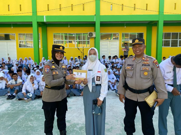 Satuan Pembinaan Masyarakat (Sat Binmas) Polresta Tanjungpinang melaksanakan kegiatan sosialisasi hukum bagi siswa-siswi SMAN 5 Kota Tanjungpinang pada Senin (17/2/2025). f,Polresta Tanjungpinang