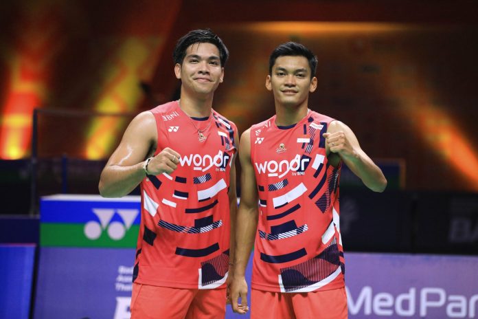 Muhammad Shohibul Fikri/Daniel Marthin berhasil melangkah ke final setelah menumbangkan pasangan Thailand, Kittinupong Kedren/Dechapol Puavaranukroh, dengan skor meyakinkan 21-17, 21-13 f,pbsi