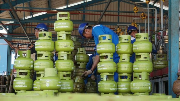 Pertamina Patra Niaga Regional Sumatera Bagian Utara (Sumbagut) memastikan bahwa pangkalan-pangkalan resmi (sub penyalur) LPG 3 kilogram siap memenuhi kebutuhan masyarakat yang berhak, sesuai dengan peraturan yang berlaku. F, pertamina