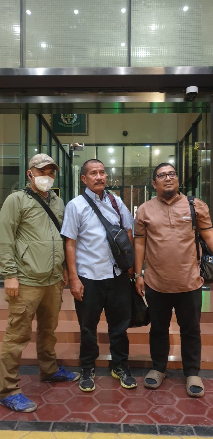 Buronan, Fathur Rachman (62), ditangkap di Jl. Ciledug Raya, Jakarta Senin (3/2/2025). F, Kejagung