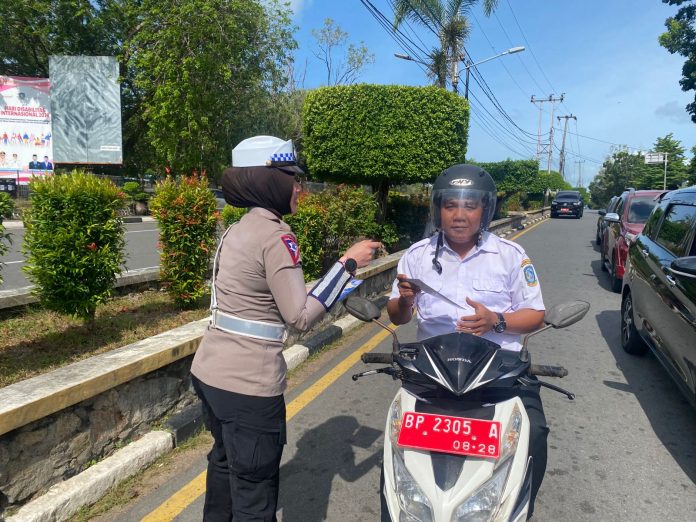 Satuan Lalu Lintas (Sat Lantas) Polresta Tanjungpinang menggelar kegiatan sosialisasi keselamatan berlalu lintas dengan membagikan brosur dan stiker kepada pengguna jalan di Jalan Basuki Rahmat, Selasa (11/2/2025). F, Lantas Polresta Tanjungpinang