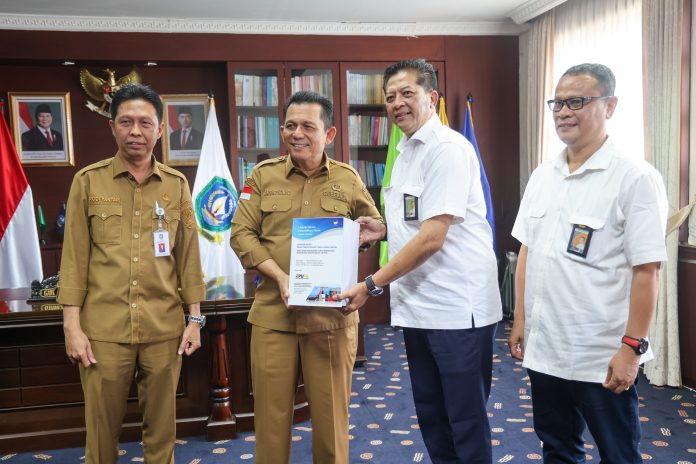 Gubernur Kepulauan Riau (Kepri), H. Ansar Ahmad, menerima laporan hasil survei penyelidikan tanah untuk rencana pembangunan Jembatan Batam-Bintan dari Balai Pelaksanaan Jalan Nasional (BPJN) Kepri di Ruang Kerja Gubernur, Dompak, Tanjungpinang, pada Selasa (11/2). F, diskominfo Kepri