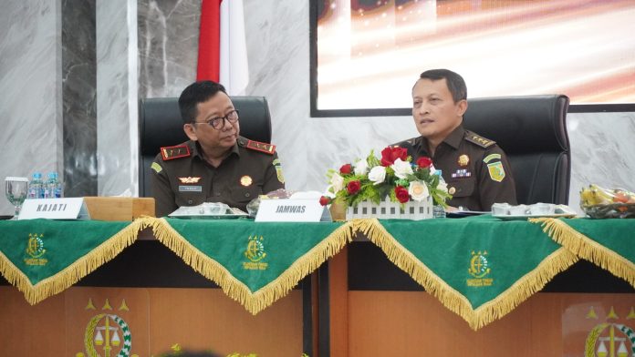 Jaksa Agung Muda Pengawasan Kejaksaan Agung RI, Rudi Margono, bersama rombongan melakukan kunjungan kerja ke Kejaksaan Tinggi (Kejati) Kepulauan Riau dalam rangka Inspeksi Pimpinan, Rabu (12/2/2025). F, Kejati Kepri