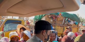 Bripka Zulhamsyah dan Razia Perut Lapar di Kota Batam Bripka Zulhamsyah Putra, anggota Polresta Tanjungpinang, bersama Tim Multi Media Bidhumas Polda Kepri, melakukan "Razia Perut Lapar" dengan membagikan ratusan paket makanan bergizi gratis kepada masyarakat di TPA Sampah Punggur, Kota Batam, Jumat, (14/2/2025). F, kiriman untuk BI