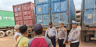 Supir Truk Diingatkan Periksa Kendaraan dan Hindari Overload Satuan Lalu Lintas (Sat Lantas) Polresta Tanjungpinang melaksanakan sosialisasi keselamatan berkendara kepada para supir truk di wilayah Tanjungpinang, Selasa (19/2/2025). F, Polresta Tanjungpinang
