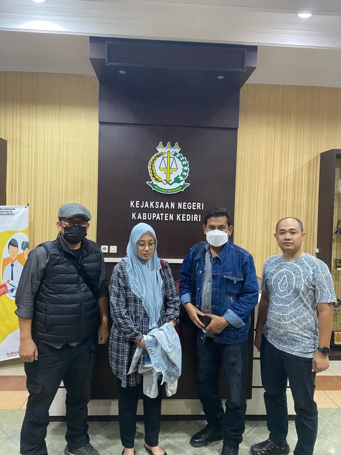 Tim Satgas Intelijen Reformasi dan Inovasi (SIRI) Kejaksaan Agung berhasil mengamankan seorang buronan yang masuk dalam Daftar Pencarian Orang (DPO) asal Kejaksaan Tinggi Aceh. F, Kejagung