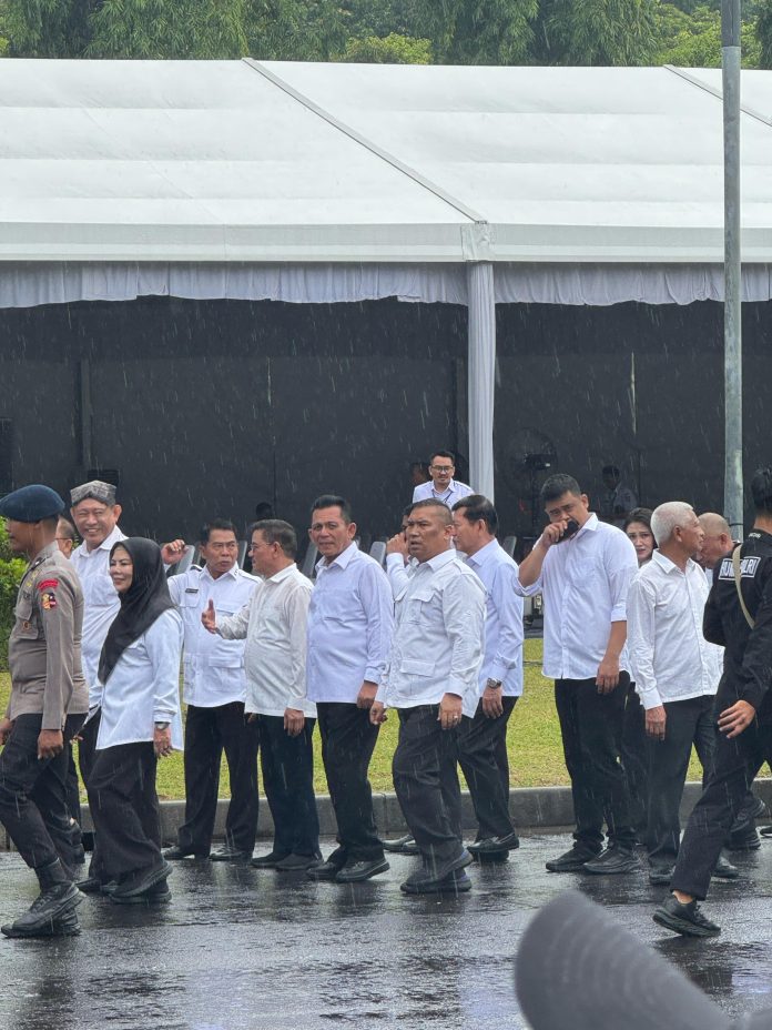 H. Ansar Ahmad dan Nyanyang Haris Pratamura, Gubernur dan Wakil Gubernur Kepulauan Riau (Kepri) terpilih, mengikuti gladi bersih persiapan pelantikan serentak bersama para kepala daerah lainnya se-Indonesia di kawasan Monumen Nasional (Monas), Jakarta Pusat, Rabu (19/02). F, diskominfo Kepri