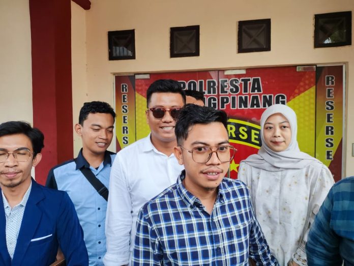 Anggota DPRD Kota Tanjungpinang, Kepulauan Riau, Dicky Novalino, melaporkan dugaan pencemaran nama baik dan fitnah ke Polresta Tanjungpinang atas nama inisial JAL, Rabu (19/2/2025) petang.