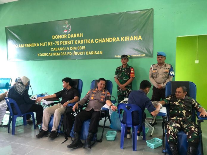 Personel Polsek Tanjungpinang Barat turut serta dalam kegiatan donor darah yang diselenggarakan dalam rangka memperingati HUT ke-79 Persit Kartika Chandra Cabang Lv Dim 0315 Koorcab Rem 033 PD I/Bukit Barisan, Kamis (20/2/2025). F, Polsek TPI Barat