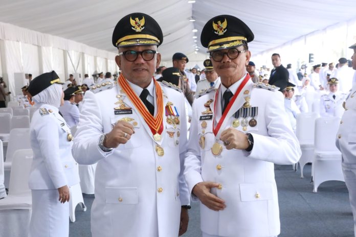 Presiden Republik Indonesia, Prabowo Subianto, secara resmi melantik Lis Darmansyah dan Raja Ariza sebagai Wali Kota dan Wakil Wali Kota Tanjungpinang untuk masa jabatan 2025-2030. Pelantikan berlangsung di Istana Negara, Jakarta, Kamis (20/2/2025). F, Pemko Tanjungpinang