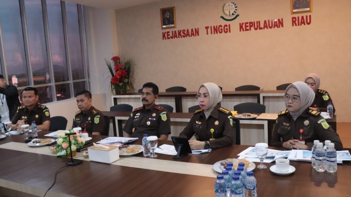 Wakil Kepala Kejaksaan Tinggi Kepulauan Riau, Sufari, bersama Pelaksana Tugas (Plt.) Kepala Kejaksaan Negeri Tanjungpinang, Atik Rusmiaty Ambarsari, serta Kasi Oharda Marthyn Luther, jajaran Pidum Kejari Tanjungpinang, melaksanakan ekspose permohonan penghentian penuntutan berdasarkan Keadilan Restoratif terhadap perkara penadahan secara virtual di hadapan Jaksa Agung Muda Tindak Pidana Umum Kejaksaan Agung RI, Prof. Dr. Asep Nana Mulyana, beserta jajaran, Selasa (25/02/2025). F, Kejati Kepri