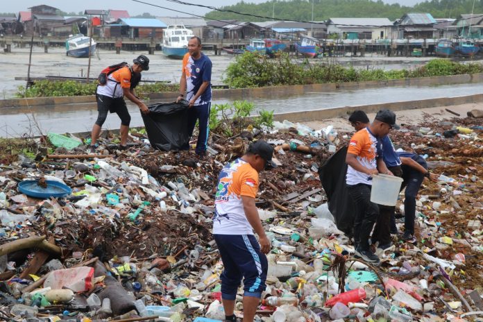 Memperingati Hari Bhakti HUT ke-53 Badan SAR Nasional (Basarnas), Kantor Pencarian dan Pertolongan (Kantor SAR) Natuna menggelar aksi bersih pantai di sekitar Pelabuhan Penagi, Ranai,  Kamis pagi (27/02). F, Basarnas Natuna