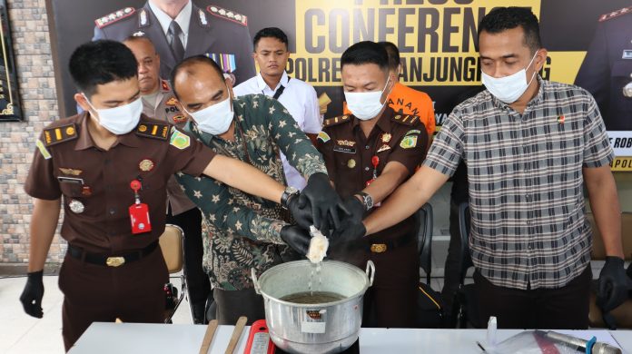 Satuan Reserse Narkoba (Sat Resnarkoba) Polresta Tanjungpinang memusnahkan narkotika jenis sabu seberat 168 gram di Mapolresta Tanjungpinang, Kamis (27/2/2025), f, Polresta Tanjungpinang