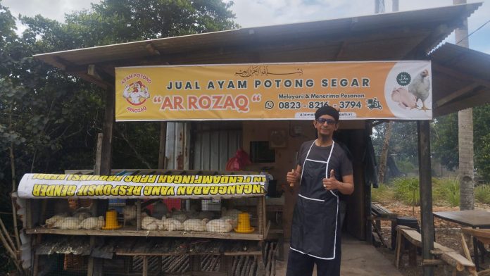 Berlokasi di Jalan Hang Kasturi, Kilometer 9, Simpang 3 Ujung Jalan Radar, ARRozaq menawarkan layanan pemotongan ayam segar untuk kebutuhan rumah tangga maupun skala besar. F,BI