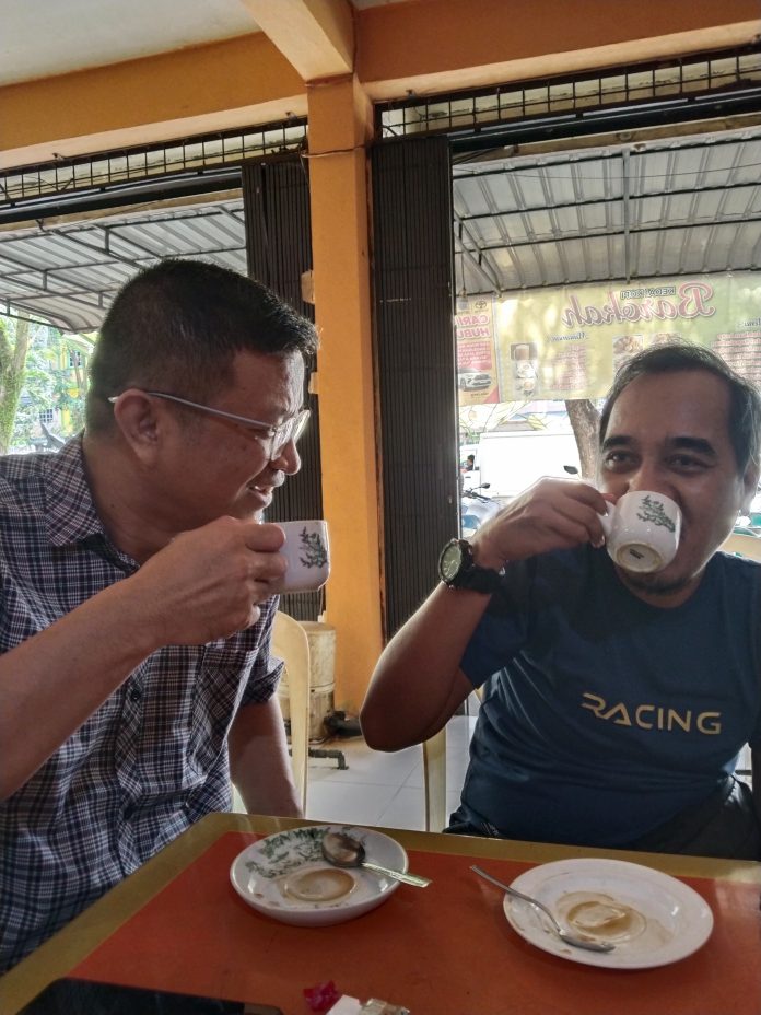 Dua warga Tanjungpinang sedang menikmati kopi di salah satu kedai kopi di Bintan Center, Kamis (6/2/2025) f, BI
