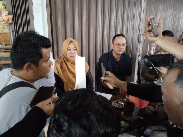 Tim Kuasa Hukum LBH Peradi DPC Tanjungpinang bersama guru honorer Maria Mu saat memberikan keterangan kepada media di Komple Bincen, Tanjungpinang, beberapa waktu lalu f, dok BI