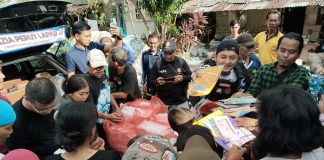 Bripka Zulhamsyah Kolaborasi Jurnalis Tanjungpinang Berbagi Kebahagiaan di TPA Ganet, Anak-Anak Dapat Mainan dan Makanan Gratis Bripka Zulhamsyah Putra, saat membagikan mainan, tas sekolah, buku dan nasi untuk anak-anak di lokasi seputar Tempat Pembuangan Akhir (TPA) Ganet, Jumat (7/2/2025). F, BI