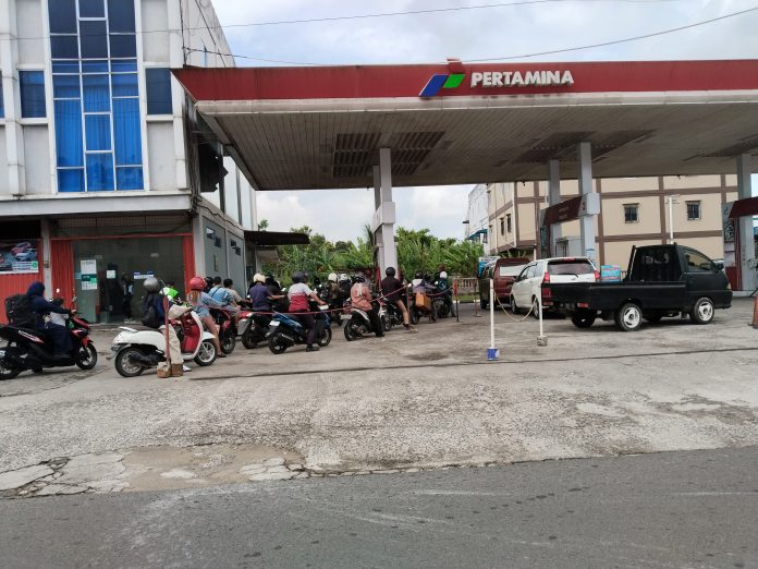 Menanggapi isu yang berkembang di masyarakat dan beberapa media, Pertamina Patra Niaga, Subholding Commercial & Trading PT Pertamina (Persero), menegaskan bahwa tidak ada praktik pengoplosan pada Bahan Bakar Minyak (BBM) Pertamax. F,BI