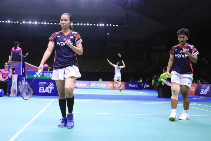 Dua Tim ganda putri Indonesia berhasil melaju ke semifinal turnamen Super 300 Thailand Master setelah menunjukkan performa impresif dan ketangguhan dalam pertandingan perempat final mereka. f,pbsi
