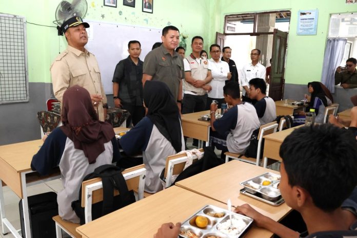 Ketua DPRD Provinsi Kepulauan Riau, H. Iman Sutiawan, SE, bersama Kepala Badan Intelijen Daerah (Kabinda) Kepri, Brigjen TNI Bonar Panjaitan, melakukan kunjungan langsung meninjau pelaksanaan Program Makan Bergizi Gratis (MBG) di Kota Batam, Selasa (05/02/2025).f, DPRD Kepri