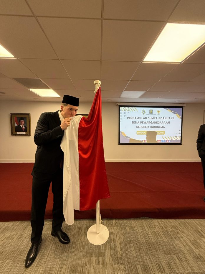 Tiga pemain keturunan, Ole Romeny, Tim Geypens, dan Dion Markx, resmi menjadi Warga Negara Indonesia (WNI) setelah mengucapkan sumpah setia pada Sabtu (8/2) di London, Inggris. f,pssi