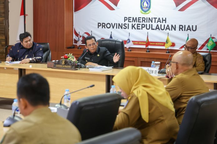 Gubernur Kepulauan Riau Ansar Ahmad selaku Ketua Dewan Kawasan Perdagangan Bebas dan Pelabuhan Bebas (DKPBPB) Bintan-Karimun memimpin rapat koordinasi DKPBPB Bintan-Karimun di Balairung Raja Ali Kelana, Lt. 4 Gedung Daeng Celak, Kantor Gubernur Kepulauan Riau, Dompak, Senin (10/2). f,diskominfo Kepri