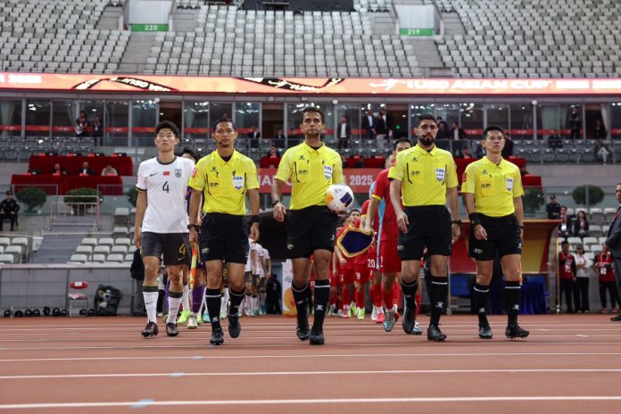 Dua wasit asal Indonesia, Thoriq Munir Alkatiri dan Bangbang Syamsudar, kembali membuktikan kualitas internasional mereka dengan dipercaya oleh Konfederasi Sepak Bola Asia (AFC) untuk memimpin pertandingan Piala Asia U-20 2025. F,pssi